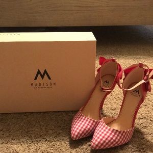 ShoeDazzle 6.5 pink gingham heel with Bow detail.